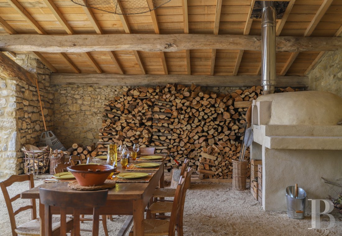 Dans la Drôme, sur les hauteurs d’une colline, une ancienne ferme entièrement rénovée dans le respect de sa construction d’origine - photo  n°5